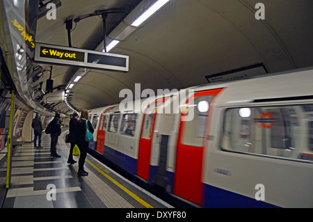 La plate-forme en ligne Bakerloo, Waterloo, Londres, Angleterre, Royaume-Uni Banque D'Images