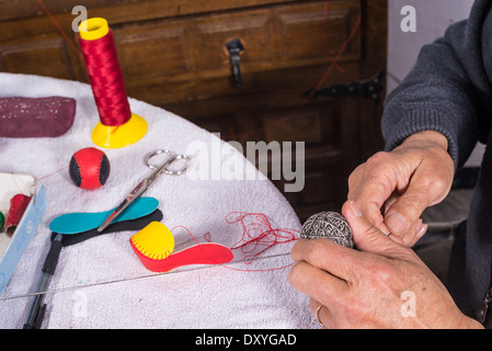 Image main d'hommes anciens traditionnels couture boules jai alai Banque D'Images