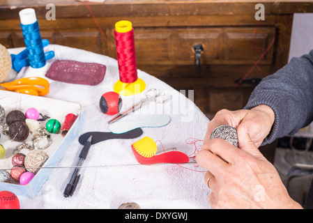 Image main d'hommes anciens traditionnels couture boules jai alai Banque D'Images