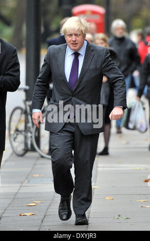 Maire de Londres Boris Johnson arrive à Grosvenor House pour assister à la conférence annuelle de l'IBC avec : Boris Johnson Où : London United Kingdom Quand : 19 Nov 2012 Banque D'Images