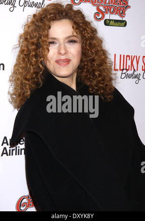 La première de "Un conte de Noël La comédie musicale" au Lunt-Fontanne Theatre - Arrivées avec : Bernadette Peters Où : New York United States Quand : 19 Nov 2012 Banque D'Images