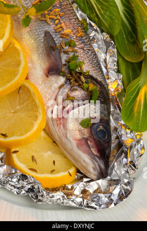 Nourriture - Loup de mer fraîche et prête pour la cuisson Banque D'Images