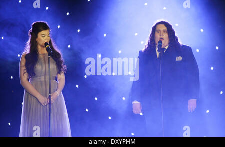 Jonathan Antoine et Charlotte Jaconelli aka Jonathan et Charlotte de Britains got talent 2012 effectuer à la Mr World 2012 à la Kent Showground Detling Maidstone Kent en Angleterre - 24.11.12 Myleene Klass, avec : Jonathan Antoine et Charlotte jmd Banque D'Images