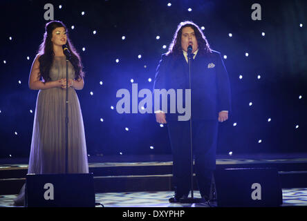 Jonathan Antoine et Charlotte Jaconelli aka Jonathan et Charlotte de Britains got talent 2012 effectuer à la Mr World 2012 à la Kent Showground Detling Maidstone Kent en Angleterre - 24.11.12 Myleene Klass, avec : Jonathan Antoine et Charlotte jmd Banque D'Images