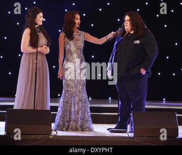 Jonathan Antoine et Charlotte Jaconelli aka Jonathan et Charlotte de Britains got talent 2012 effectuer à la Mr World 2012 à la Kent Showground Detling Maidstone Kent en Angleterre - 24.11.12 Myleene Klass, avec : Jonathan Antoine et Charlotte jmd Banque D'Images