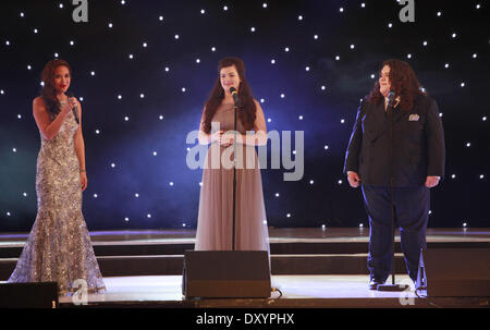 Jonathan Antoine et Charlotte Jaconelli aka Jonathan et Charlotte de Britains got talent 2012 effectuer à la Mr World 2012 à la Kent Showground Detling Maidstone Kent en Angleterre - 24.11.12 Myleene Klass, avec : Jonathan Antoine et Charlotte jmd Banque D'Images