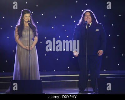 Jonathan Antoine et Charlotte Jaconelli aka Jonathan et Charlotte de Britains got talent 2012 effectuer à la Mr World 2012 à la Kent Showground Detling Maidstone Kent en Angleterre - 24.11.12 Myleene Klass, avec : Jonathan Antoine et Charlotte jmd Banque D'Images