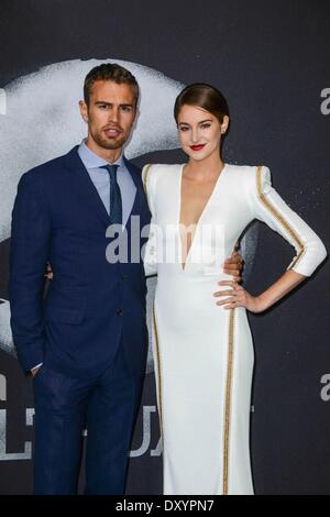 Berlin, Allemagne. 01 avr, 2014. L'acteur britannique Theo James et actrice Shailene Woodley pour assister à la première du film "divergente" au Sony Centre cinéma à Postdamer Platz à Berlin. Le 1 avril 2014./photo : dpa Crédit alliance photo alliance/Alamy Live News Banque D'Images