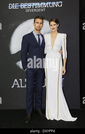 Berlin, Allemagne. 01 avr, 2014. L'acteur britannique Theo James et actrice Shailene Woodley pour assister à la première du film "divergente" au Sony Centre cinéma à Postdamer Platz à Berlin. Le 1 avril 2014./photo : dpa Crédit alliance photo alliance/Alamy Live News Banque D'Images