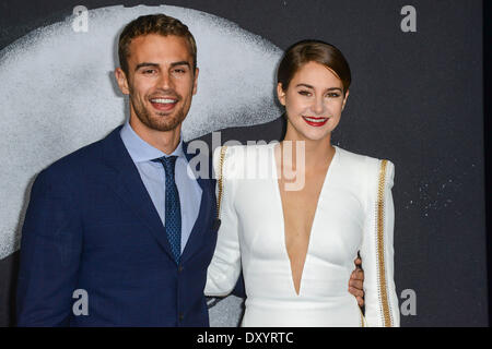 Berlin, Allemagne. 01 avr, 2014. L'acteur britannique Theo James et actrice Shailene Woodley pour assister à la première du film "divergente" au Sony Centre cinéma à Postdamer Platz à Berlin. Le 1 avril 2014./photo : dpa Crédit alliance photo alliance/Alamy Live News Banque D'Images