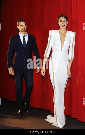 Berlin, Allemagne. 01 avr, 2014. L'acteur britannique Theo James et actrice Shailene Woodley pour assister à la première du film "divergente" au Sony Centre cinéma à Postdamer Platz à Berlin. Le 1 avril 2014./photo : dpa Crédit alliance photo alliance/Alamy Live News Banque D'Images