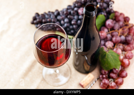 Bouteille et verre de vin rouge - studio shot Banque D'Images