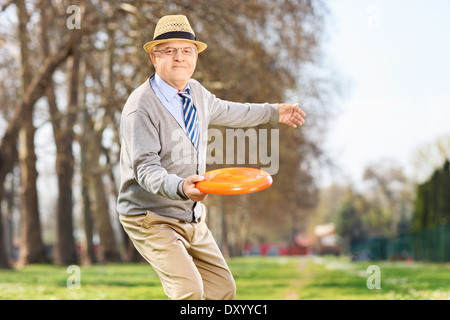 Man lancer un frisbee disque dans un parc Banque D'Images