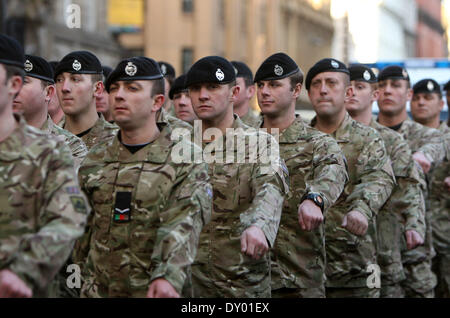 L'escadron G du 1er Royal Tank Regiment marche à travers le centre-ville de Liverpool avant de défiler au monument aux morts en échange de drapeaux après leur retour récent d'un six mois dans la région de Helmand en Afghanistan. Doté d''atmosphère où : Banque D'Images