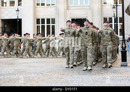 L'escadron G du 1er Royal Tank Regiment marche à travers le centre-ville de Liverpool avant de défiler au monument aux morts en échange de drapeaux après leur retour récent d'un six mois dans la région de Helmand en Afghanistan. Doté d''atmosphère où : Banque D'Images