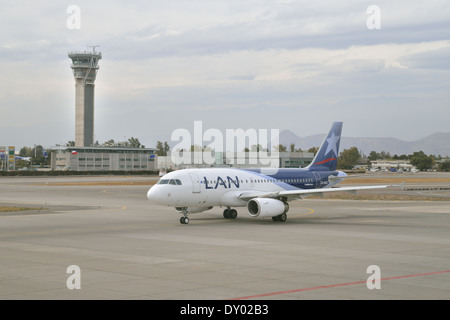 Tour de contrôle de la circulation aérienne de l'aéroport international de Santiago du Chili avec avion LAN Banque D'Images