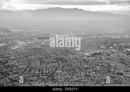 Vue aérienne de Santiago de Chili Amérique du Sud, les montagnes de Pentecôte en noir et blanc sur l'arrière-plan. Banque D'Images