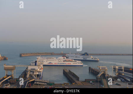 Port de Douvres, Kent, UK. 29 mars, 2014. Tempête de poussière du Sahara qui se dirige vers le sud du Royaume Uni est perçu comme une teinte jaunâtre à l'horizon de la Manche. Niveau de pollution sont sur l'élévation des prochains jours. La mauvaise qualité de l'air est la création d'un voile sur une grande partie de l'Angleterre. © graham mitchell/Alamy Live News Banque D'Images