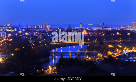 La ville d'Aberdeen, Écosse, Royaume-Uni, la nuit, avec la rivière Dee et le pont de dee dans l'avant-plan Banque D'Images