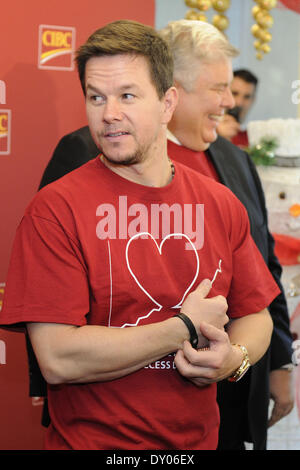 Mark Wahlberg se joint aux commerçants de la Banque CIBC d'effectuer des appels à la Journée du miracle CIBC pour aider à recueillir des fonds pour des organismes de charité pour enfants mettant en vedette : Mark Wahlberg Où : Toronto Ontario Canada Quand : 05 déc 2012 Banque D'Images