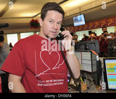 Mark Wahlberg se joint aux commerçants de la Banque CIBC d'effectuer des appels à la Journée du miracle CIBC pour aider à recueillir des fonds pour des organismes de charité pour enfants mettant en vedette : Mark Wahlberg Où : Toronto Ontario Canada Quand : 05 déc 2012 Banque D'Images