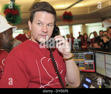 Mark Wahlberg se joint aux commerçants de la Banque CIBC d'effectuer des appels à la Journée du miracle CIBC pour aider à recueillir des fonds pour des organismes de charité pour enfants mettant en vedette : Mark Wahlberg Où : Toronto Ontario Canada Quand : 05 déc 2012 Banque D'Images