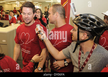 Mark Wahlberg se joint aux commerçants de la Banque CIBC d'effectuer des appels à la Journée du miracle CIBC pour aider à recueillir des fonds pour des organismes de charité pour enfants mettant en vedette : Mark Wahlberg Où : Toronto Ontario Canada Quand : 05 déc 2012 Banque D'Images