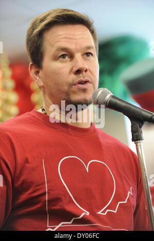 Mark Wahlberg se joint aux commerçants de la Banque CIBC d'effectuer des appels à la Journée du miracle CIBC pour aider à recueillir des fonds pour des organismes de charité pour enfants mettant en vedette : Mark Wahlberg Où : Toronto Ontario Canada Quand : 05 déc 2012 Banque D'Images