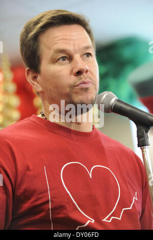 Mark Wahlberg se joint aux commerçants de la Banque CIBC d'effectuer des appels à la Journée du miracle CIBC pour aider à recueillir des fonds pour des organismes de charité pour enfants mettant en vedette : Mark Wahlberg Où : Toronto Ontario Canada Quand : 05 déc 2012 Banque D'Images