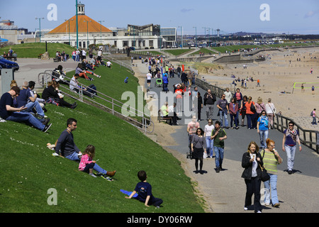 La promenade de la plage d'Aberdeen occupé avec les gens en été dans la ville d'Aberdeen, Écosse, Royaume-Uni. Banque D'Images