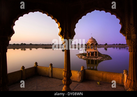 Gadi Sagar (Gadisar Lake) est l'une des plus importantes attractions touristiques dans la région de Jaisalmer, Rajasthan, Inde du Nord. Artistiquement ca Banque D'Images