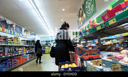 Une femme chinoise magasine pour des fruits et légumes Supermarché Lidl Cardiff pays de Galles Royaume-Uni KATHY DEWITT Banque D'Images