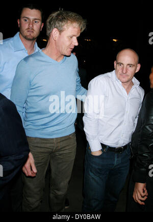 Des stars qui arrivent à MGM Grand Garden Arena de regarder Manny Pacquiao vs Juan Manuel Marquez avec : Gordon Ramsay,Stuart Gillies Où : Las Vegas NEVADA USA Quand : 08 déc 2012 Banque D'Images