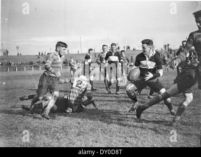 Une photographie prise par Sam Hood vers 1934, montrant un terrain de sport à Sydney. L'image offre un aperçu de la culture sportive de l'époque, en capturant les athlètes et les spectateurs lors d'un événement sportif en plein air. Banque D'Images