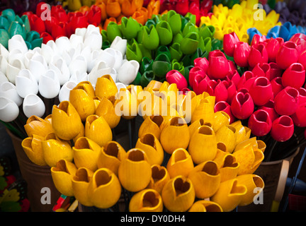 Tulipes colorées en bois traditionnel dans une boutique de souvenirs. Amsterdam, Pays-Bas Banque D'Images