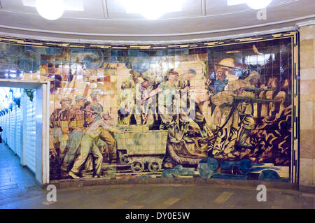 Des fresques murales représentant la construction du métro à Komsomolskaïa. Banque D'Images