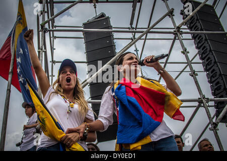 Caracas, Venezuela. 1er avril 2014. L'opposition vénézuélienne législateur Maria Corina Machado (R) prend part à un rassemblement à Caracas, capitale du Venezuela, le 1 avril 2014. Maria Corina Machado était dépourvu de l'Assemblée nationale (UN, pour son accronym en espagnol), selon une annonce faite par le président de l'un. Diosdado Cabello Credit : Manuel Hernandez/Xinhua/Alamy Live News Banque D'Images