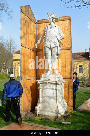 Potsdam, Allemagne. Apr 02, 2014. Déposer le boîtier en bois les travailleurs du marbre Frederick la grande statue dans le parc de Sanssouci à Potsdam, Allemagne, 02 avril 2014. Environ 200 statues de marbre à Sanssouci Park séjour dans des caisses en bois pendant les mois d'hiver, qui sont supprimés dans les prochains jours. Photo : Ralf Hirschberger/dpa/Alamy Live News Banque D'Images