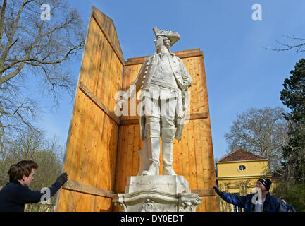 Potsdam, Allemagne. Apr 02, 2014. Déposer le boîtier en bois les travailleurs du marbre Frederick la grande statue dans le parc de Sanssouci à Potsdam, Allemagne, 02 avril 2014. Environ 200 statues de marbre à Sanssouci Park séjour dans des caisses en bois pendant les mois d'hiver, qui sont supprimés dans les prochains jours. Photo : Ralf Hirschberger/dpa/Alamy Live News Banque D'Images