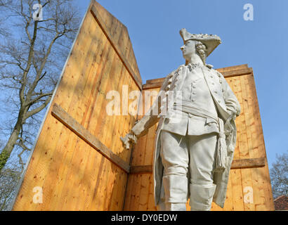 Potsdam, Allemagne. Apr 02, 2014. Déposer le boîtier en bois les travailleurs du marbre Frederick la grande statue dans le parc de Sanssouci à Potsdam, Allemagne, 02 avril 2014. Environ 200 statues de marbre à Sanssouci Park séjour dans des caisses en bois pendant les mois d'hiver, qui sont supprimés dans les prochains jours. Photo : Ralf Hirschberger/dpa/Alamy Live News Banque D'Images