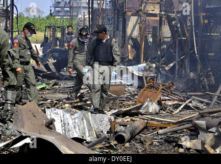 Bangkok, Thaïlande. 2ème apr 2014. La police thaïlandaise des explosifs et des munitions (NEM) membres vérifier le site du sautage dans un entrepôt de ferraille dans le district de Bang Khen à Bangkok, Thaïlande, le 2 avril 2014. Une bombe que l'on croit être de la période de la Seconde Guerre mondiale a explosé dans la capitale thaïlandaise Bangkok mercredi, faisant au moins sept morts et 19 blessés. Les 225 kilos, bombe a explosé lorsqu'un travailleur à un entrepôt de ferraille dans le district de Bang Khen a essayé de le couper ouvert, qui n'aurait pas réalisé que c'était une bombe. Credit : Rachen Sageamsak/Xinhua/Alamy Live News Banque D'Images