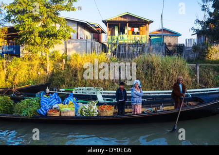 Les agriculteurs avec des légumes sur le bateau, Nyaung Shwe, le lac Inle, Myanmar, en Asie Banque D'Images