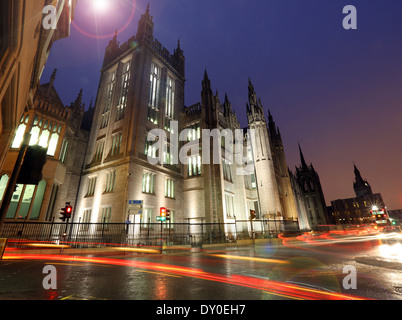 Collège Marischal éclairés la nuit dans la ville d'Aberdeen, Écosse, Royaume-Uni Banque D'Images