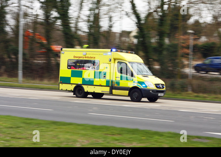 Une ambulance qui se déplacent le long de l'A23 road à Coulsdon, Surrey, Angleterre Banque D'Images