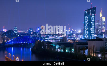 Une scène de nuit sur les toits de Francfort Luminale durant la fête des lumières à Francfort, Allemagne, 01 avril 2014. La 7e Biennale de l'éclairage de la culture s'étend du 30 mars au 04 avril. La nouvelle highriser de la Banque centrale européenne (BCE) se tient à l'avant-droite. Photo : Boris Roessler/dpa Banque D'Images