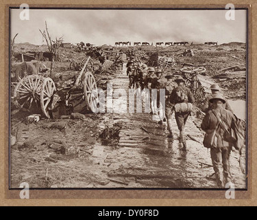 Cette photographie montre des soldats d'infanterie australiens marchant en file unique vers la ligne de front pendant la première Guerre mondiale, prise en 1918. L'image capture un moment crucial de la Grande Guerre. Banque D'Images