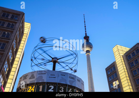 L'Horloge mondiale devant Fernsehturm, la tour de télévision, Berlin, Allemagne Banque D'Images