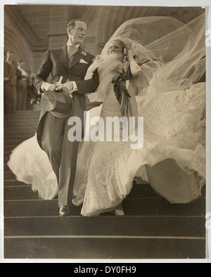 Les stars de musique Madge Elliott et Cyril Ritchard's Wedding, St Mary's Cathedral, Sydney, 16 septembre 1935 / photo de Sam Hood Banque D'Images