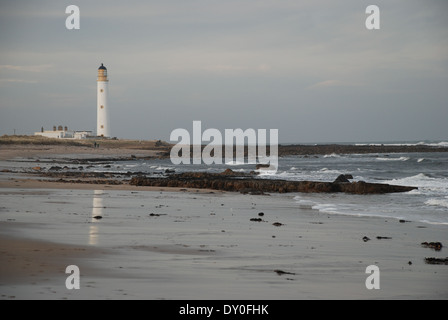 Barns Ness Phare près de Dunbar sur la rivière Forth Estuary. Il se trouve le long de la plage de nucléaire de Torness. Banque D'Images