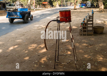 Station de charge, Nyaung U, Bagan, Mandalay Division, Myanmar, en Asie Banque D'Images